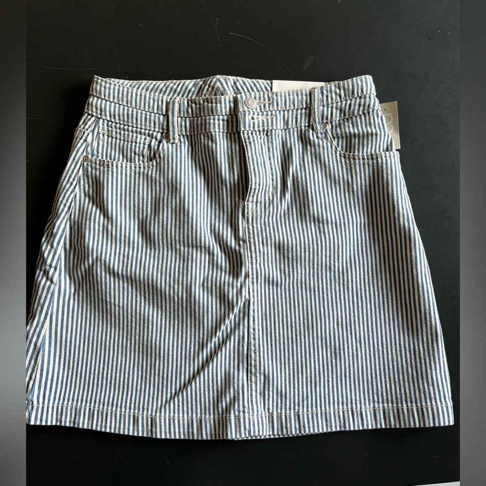 Maurice’s blue and white striped skirt, size 8, never worn.